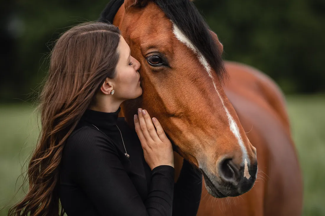 Coaching Tierfotografie Pferdefotografie Bildbearbeitung Frau mit Pferd Nachher