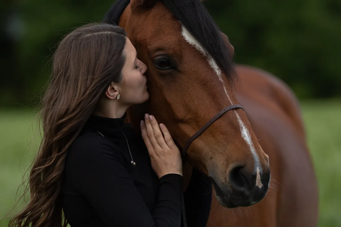 Coaching Tierfotografie Pferdefotografie Bildbearbeitung Frau mit Pferd Vorher