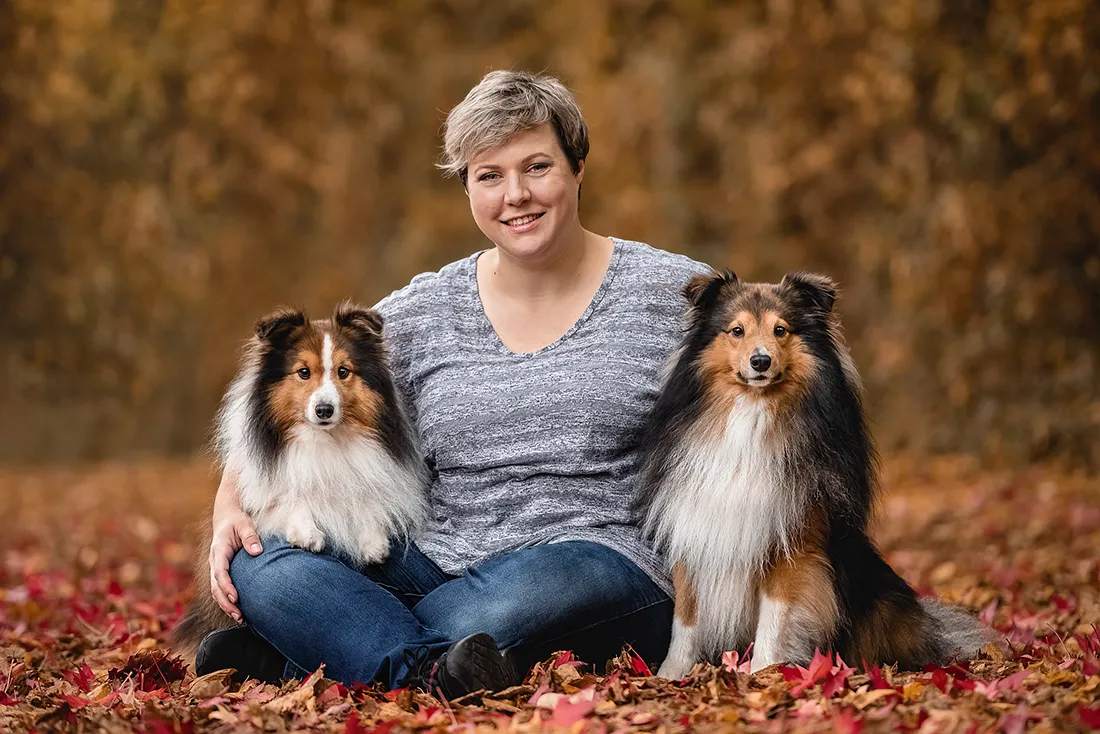 Fotografin Tierfotografin Jennifer Raßmann-Wagner mit ihren Shelties Wilson und Rocket im Herbstlaub in Heilbronn