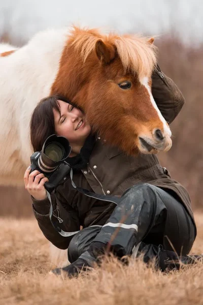 Fotografin Tierfotografin Jennifer Raßmann-Wagner beim Pferdefotoshooting mit süßem Pony in Darmstadt