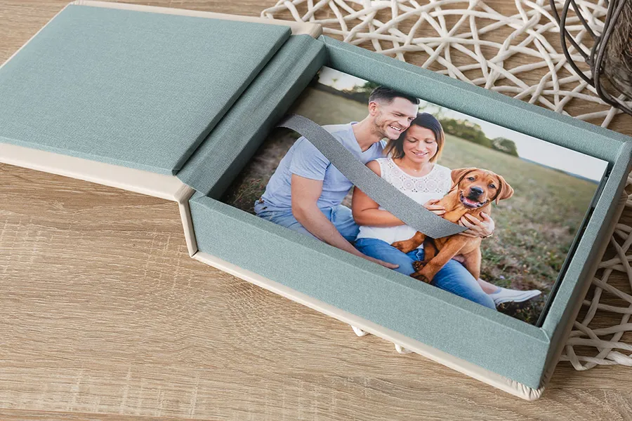 Fotoshooting Pärchen mit Hund Welpe Labrador Wiese auf Produkt Fotobox Salbeigrün