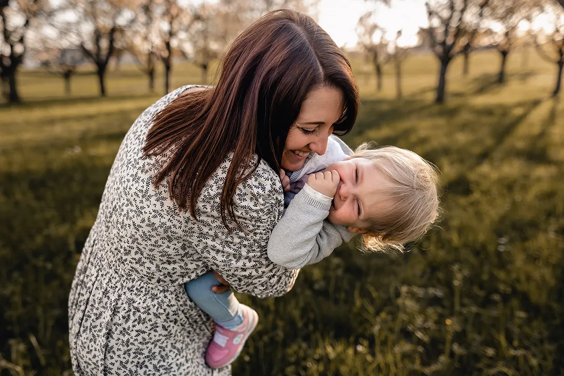 Fotografie Familienfotografie Mama und Tochter haben Spaß bei Shooting in Mosbach Baden-Württemberg